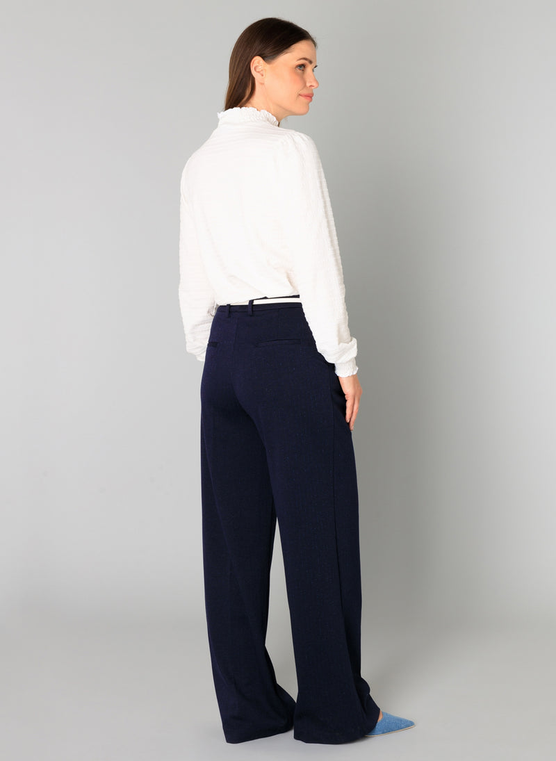 YEST // 0005977 ONARIDA ESSENTIAL