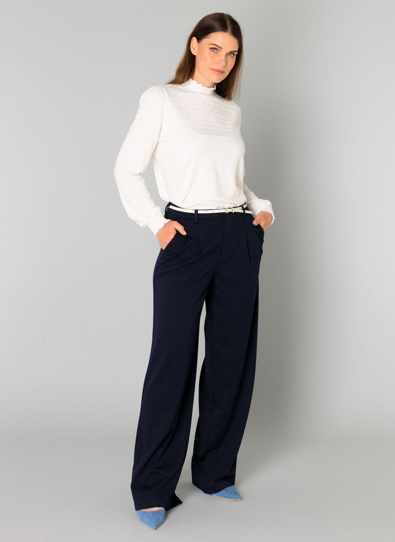 YEST // 0005977 ONARIDA ESSENTIAL