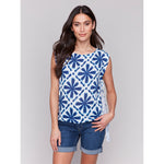 CHARLIE B // C4485P PRINTED SLEEVELESS BLOUSE