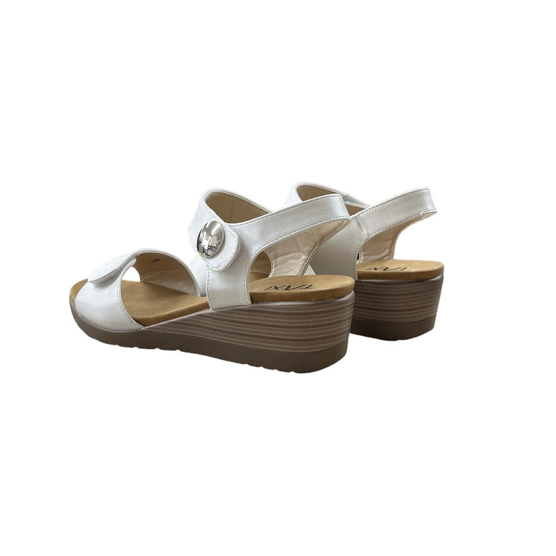 TAXI // DEBBIE-03 WHITE